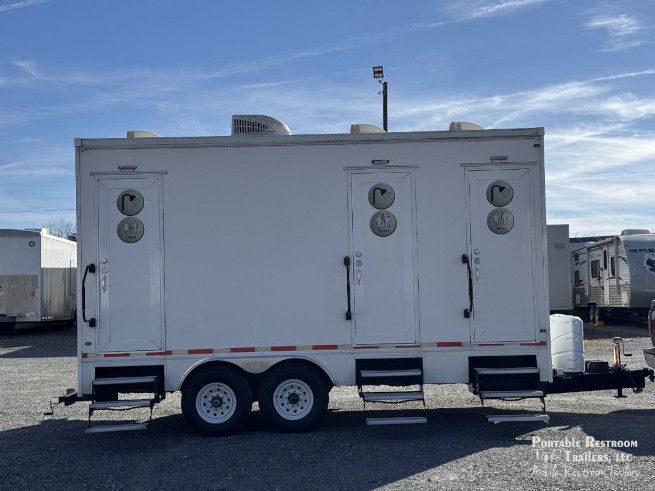 USED 3 Station Shower Trailer Combo| Classic Series - 4 Season