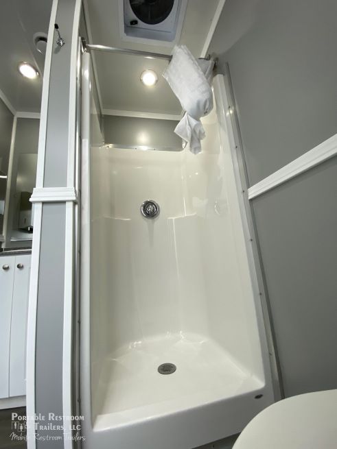 3 Station Shower Trailer Combo | Oahu Series
