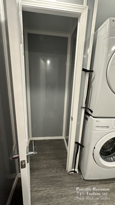6 Station Shower Trailer with Laundry Combo | Classic Series