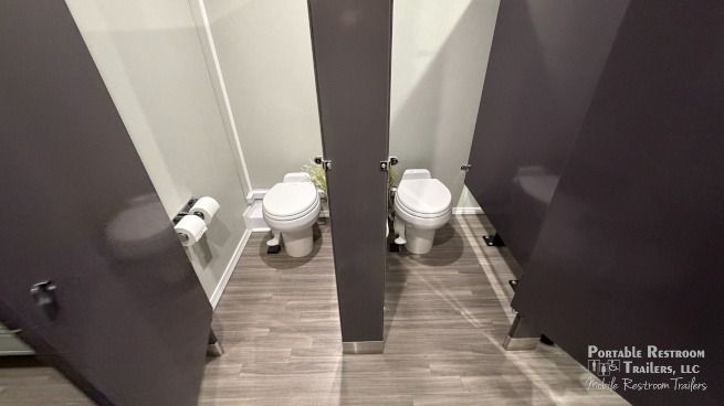 7 Station Shower Trailer Bathroom & Locker Combo with Laundry