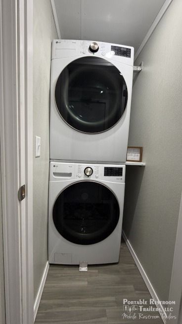 7 Station Shower Trailer Bathroom & Locker Combo with Laundry