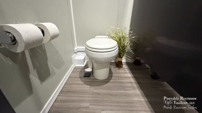 7 Station Shower Trailer Bathroom & Locker Combo with Laundry