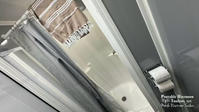 6 Station Shower Trailer Combo w/Lockers | Classic