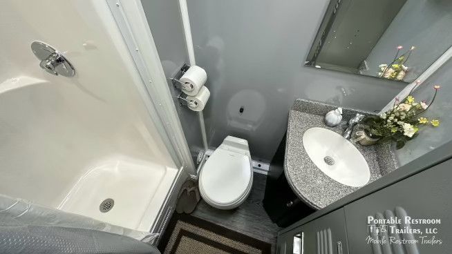 6 Station Shower Trailer Combo w/Lockers | Classic